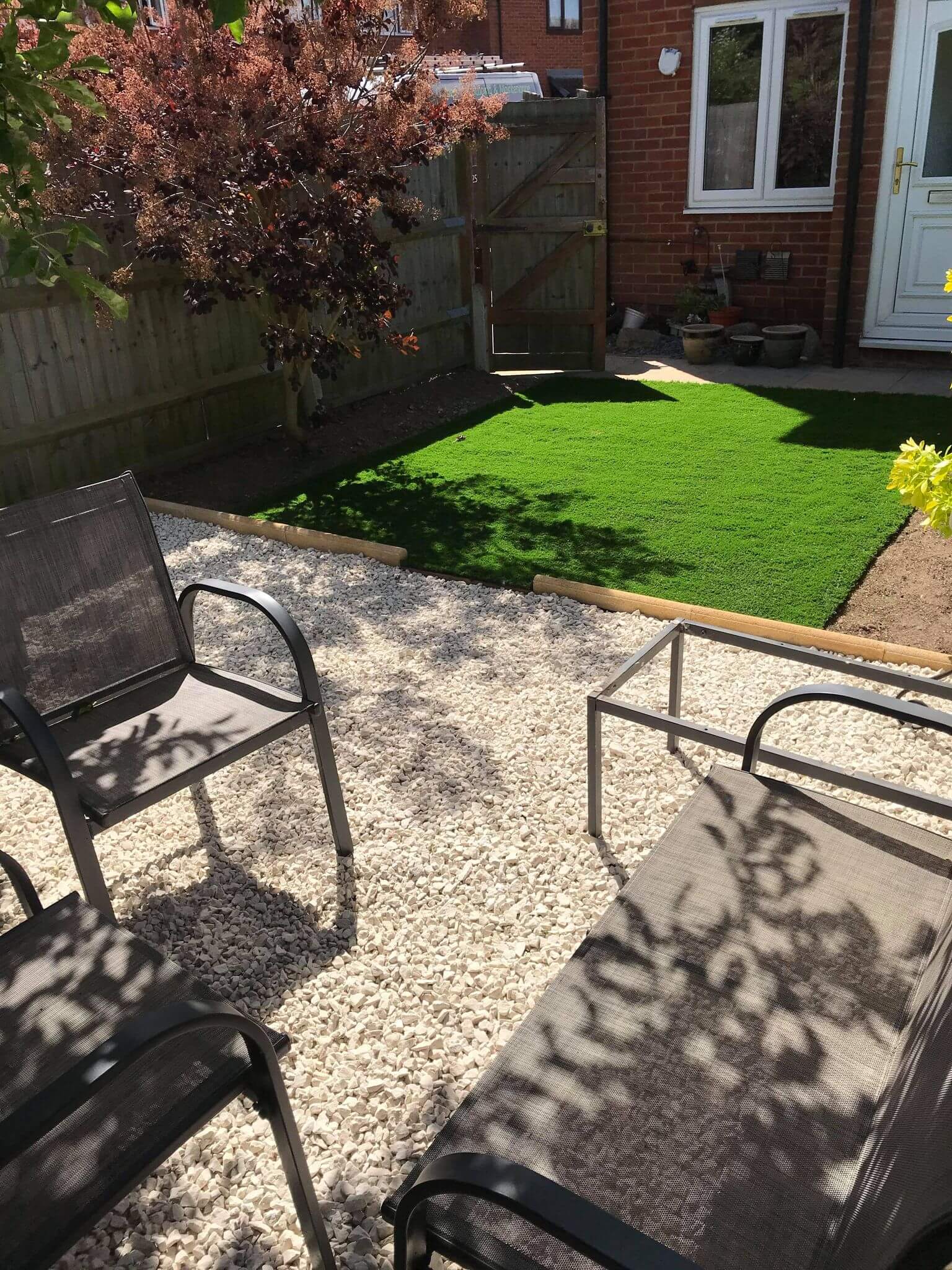 Artifical lawn and gravel sitting area